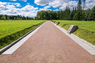 Petersburg, Rusya - 2 Temmuz 2017: Piskaryovskoye memorial mezarlığı. Askerler ve Leningrad Kuşatması kurbanlarının toplu mezar yeri.