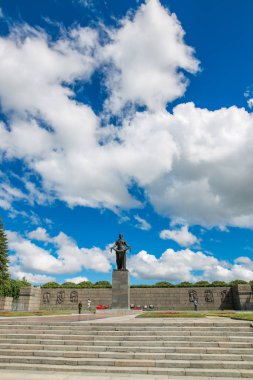 Petersburg, Rusya - 2 Temmuz 2017: Piskaryovskoye memorial mezarlığı. Askerler ve Leningrad Kuşatması kurbanlarının toplu mezar yeri.