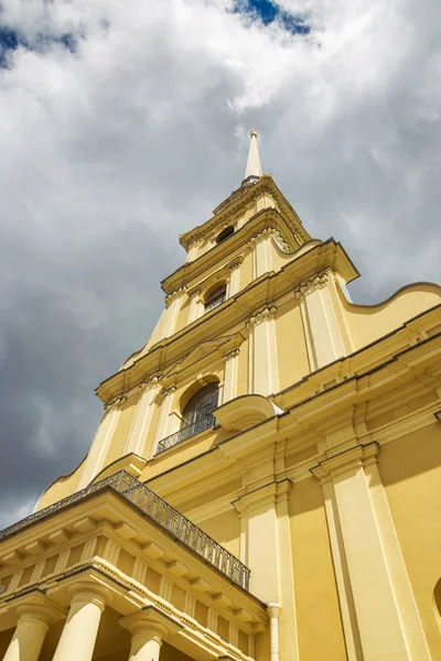 Petersburgo, Rússia - 2 de julho de 2017: Catedral de São Pedro e São Paulo em — Fotografia de Stock