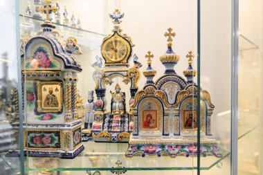 Petersburg, Rusya - 2 Temmuz 2017: Hatıra vitrinde Peter ve Paul Katedrali Peter ve Paul Fortress.