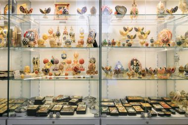 Petersburg, Rusya - 2 Temmuz 2017: Hatıra vitrinde Peter ve Paul Katedrali Peter ve Paul Fortress.