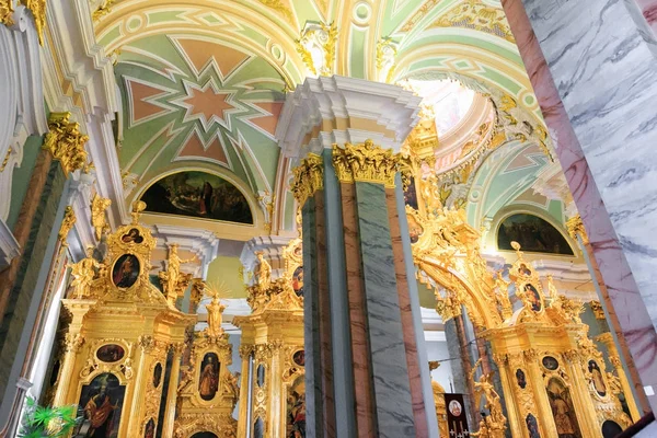 Petersburg, Rusia - 2 de julio de 2017: Interior de la Catedral de Pedro y Pablo en la Fortaleza de Pedro y Pablo . — Foto de Stock