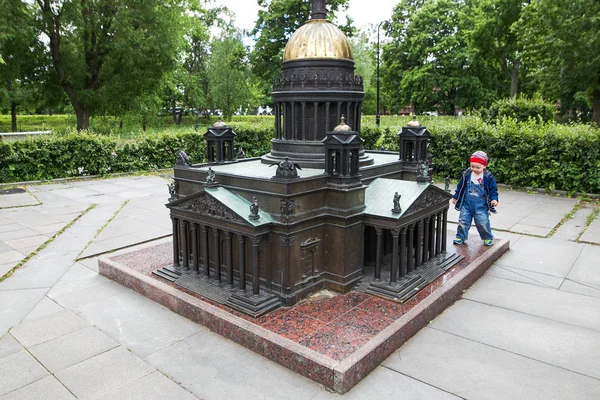 Petersburg, Ryssland - 2 juli 2017: Petersburg i miniatyr är på ön Hare i parken Alexander. — Stockfoto