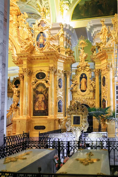 Petrohrad, Rusko - 2. července 2017: Peter a Paul katedrála v Peter a Paul pevnosti. Místo pohřbu. Hroby ruských panovníků. — Stock fotografie