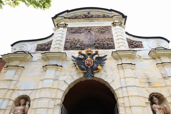 Petersburg, Rusia - 2 de julio de 2017: Peter y Paul Fortress. Puertas de entrada . — Foto de Stock