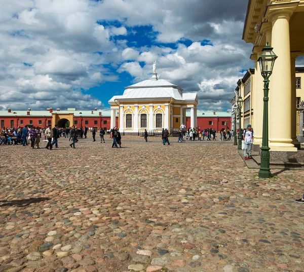 Petersburg, Russie - 2 juillet 2017 : Forteresse Pierre et Paul. Place de la cathédrale . — Photo
