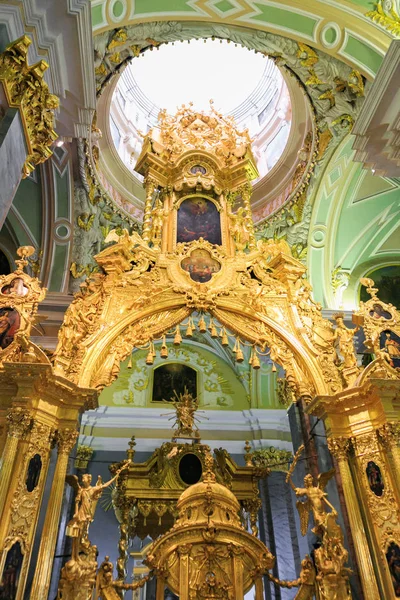 Petersburg, Rusia - 2 de julio de 2017: Interior de la Catedral de Pedro y Pablo en la Fortaleza de Pedro y Pablo . — Foto de Stock