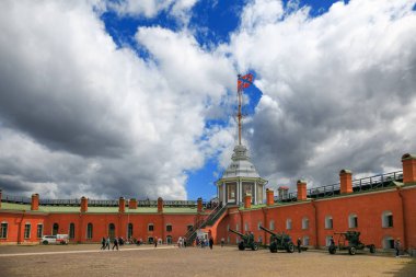 Petersburg, Rusya - 2 Temmuz 2017: Peter ve Paul Fortress. Naryshkinsky Kalesi üzerinde gözetleme kulesi.