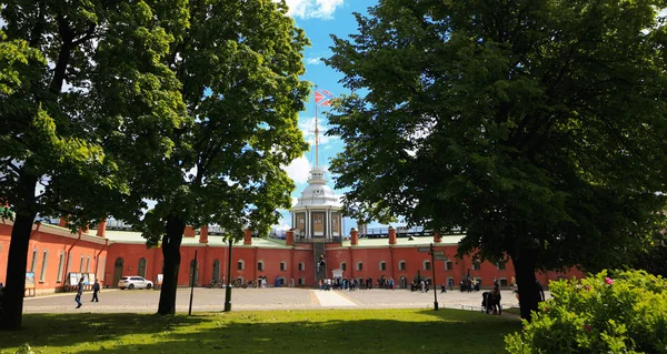 Petersburg, Rosja - 2 lipca 2017: Piotra i Pawła twierdzy. Strażnicy na Naryshkinsky bastion. — Zdjęcie stockowe