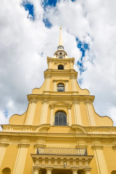 Petersburgo, Rússia - 2 de julho de 2017: Catedral de Pedro e Paulo na Fortaleza de Pedro e Paulo . — Fotografia de Stock