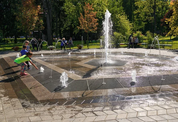 Санкт-Петербург, Россия - 2 июля 2017 г.: Диво-остров. Парк Победы на море. Дети играют в фонтане . — стоковое фото