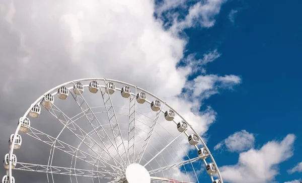 Vidámpark és szórakoztató. Óriáskerék és a diák. — Stock Fotó