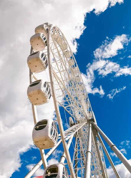 Vidámpark és szórakoztató. Óriáskerék és a diák. — Stock Fotó