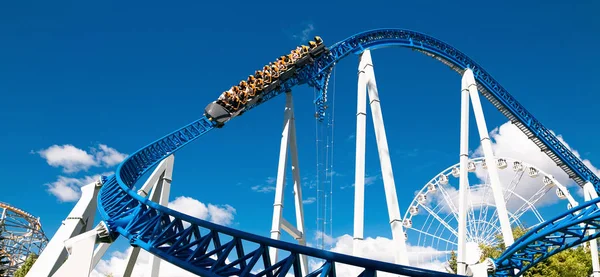 Amusement park and entertainment. Ferris wheel and slides. — Stock Photo, Image