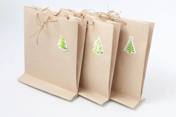 Paquetes de Navidad baratos simples para envolver regalos . — Foto de Stock