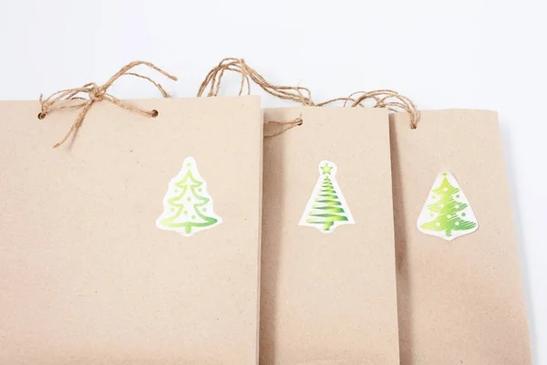Egyszerű olcsó karácsonyi csomagok csomagolópapír. — Stock Fotó