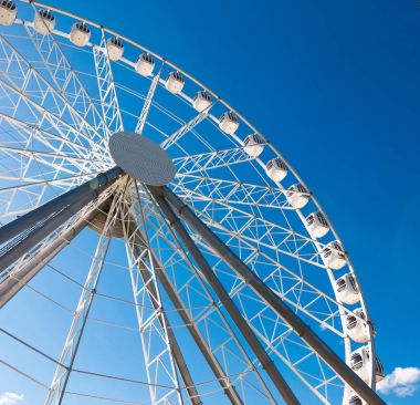 Eğlence Parkı ve eğlence. Dönme dolap ve slaytlar.