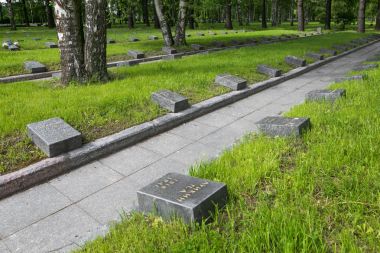 Petersburg, Rusya - 2 Temmuz 2017: Piskaryovskoye memorial mezarlığı. Askerler ve Leningrad Kuşatması kurbanlarının toplu mezar yeri.