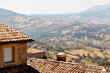 San marino, San Marino - 10 Temmuz 2017: kırmızı çatılar ile evlere görünümünün Üstten Görünüm.