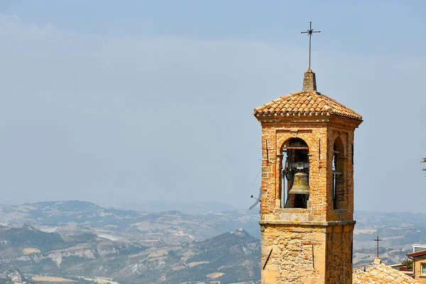 San marino, San Marino - 10 de julio de 2017: Campanario de la ciudad . —  Fotos de Stock