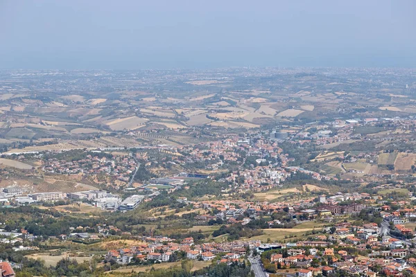 San Marino, San Marino - 10 de agosto de 2017: Vista panorámica de los alrededores . —  Fotos de Stock