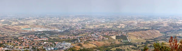 San Marino, San Marino - 10 de agosto de 2017: Vista panorámica de los alrededores . —  Fotos de Stock