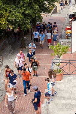 San marino, San Marino - 10 Temmuz 2017: alışveriş caddesi yürümeye turist.
