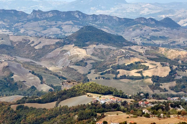 San Marino, San Marino - 10 de agosto de 2017: Vista panorámica de los alrededores . —  Fotos de Stock