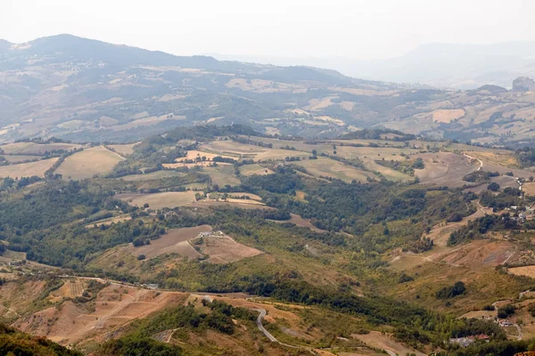 San Marino, San Marino - 10 de agosto de 2017: Vista panorámica de los alrededores . —  Fotos de Stock