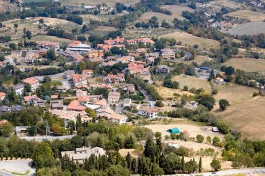 San marino, San Marino - 10 Temmuz 2017: kırmızı çatılar ile evlere görünümünün Üstten Görünüm.