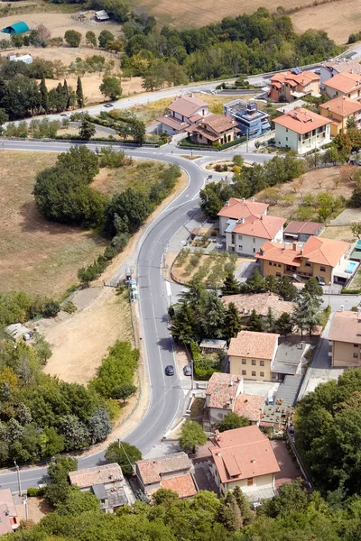 San marino, San Marino - 10 de julio de 2017: Vista desde lo alto de la vista sobre casas con techos rojos . — Foto de Stock