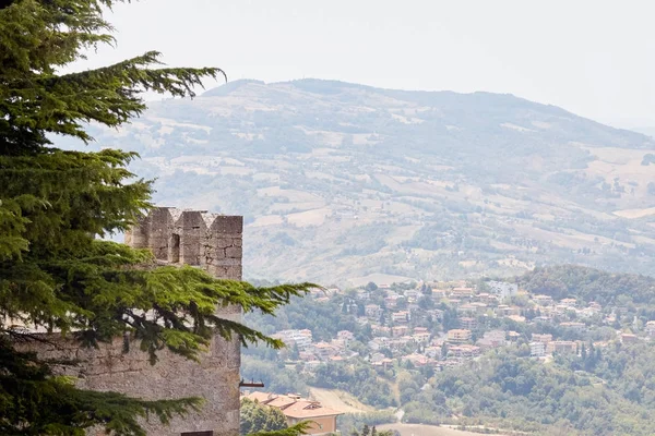 San marino, San Marino - 10 juli 2017: stå hög av fästningen. — Stockfoto