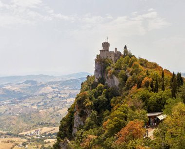 San marino, San Marino - 10 Temmuz 2017: panoramik bir kale kule.