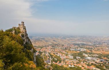 San marino, San Marino - 10 Temmuz 2017: panoramik bir kale kule.