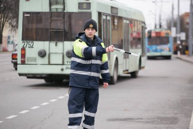 Gomel, Belarus - 18 Aralık 2017: Memur bir sopa ile yol devriyesi hizmet..