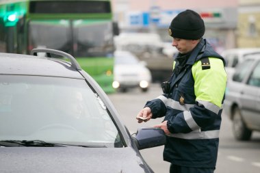 Gomel, Belarus - 18 Aralık 2017: Memur bir sopa ile yol devriyesi hizmet..