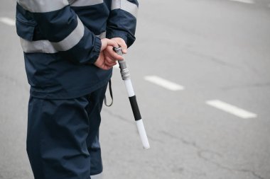 Gomel, Belarus - 18 Aralık 2017: Memur bir sopa ile yol devriyesi hizmet..