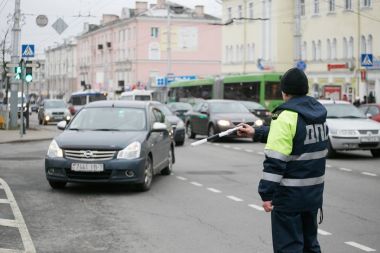 Gomel, Belarus - 18 Aralık 2017: Memur bir sopa ile yol devriyesi hizmet..