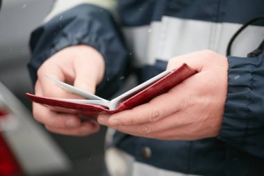 Gomel, Beyaz Rusya - 18 Aralık 2017: Bir yol devriye memuru sürücü belgelerinden denetler.