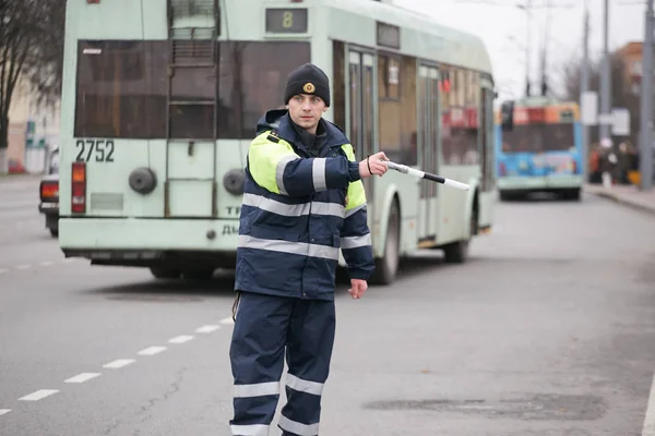 GOMEL, BELARUS - 18 de diciembre de 2017: Oficial del servicio de patrulla vial con bastón .. — Foto de Stock