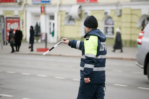 ГОМЕЛЬ, БЕЛАРУС - 18 декабря 2017 года: Офицер дорожно-патрульной службы с дубинкой .. — стоковое фото
