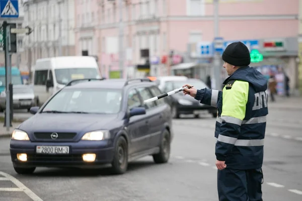 Gomel, Białoruś - 18 grudnia 2017: Oficer drogowej służby patrolowe z pałką.. — Zdjęcie stockowe