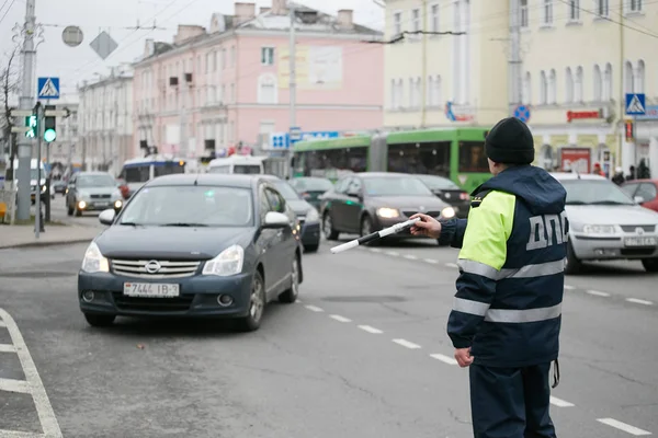 Gomel, Białoruś - 18 grudnia 2017: Oficer drogowej służby patrolowe z pałką.. — Zdjęcie stockowe