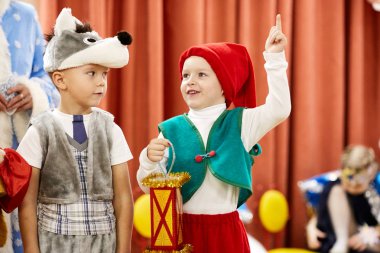 Gomel, Belarus - 20 Aralık 2017: yılbaşı tatil anaokulu çocukları için. Çocuk 4-5 yıl.