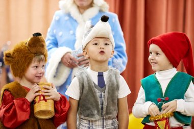 Gomel, Belarus - 20 Aralık 2017: yılbaşı tatil anaokulu çocukları için. Çocuk 4-5 yıl.