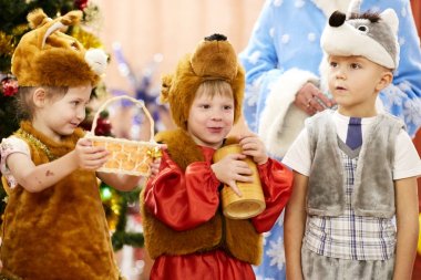 Gomel, Belarus - 20 Aralık 2017: yılbaşı tatil anaokulu çocukları için. Çocuk 4-5 yıl.