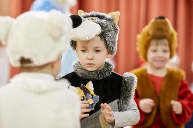 Gomel, Belarus - 20 Aralık 2017: yılbaşı tatil anaokulu çocukları için. Çocuk 4-5 yıl.