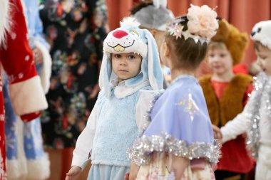 Gomel, Belarus - 20 Aralık 2017: yılbaşı tatil anaokulu çocukları için. Çocuk 4-5 yıl.