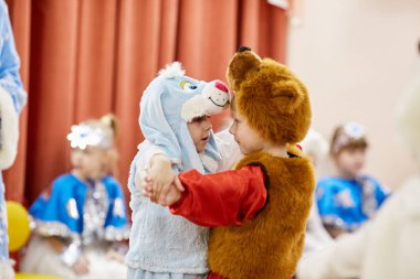 Gomel, Belarus - 20 Aralık 2017: yılbaşı tatil anaokulu çocukları için. Çocuk 4-5 yıl.