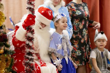 Gomel, Belarus - 20 Aralık 2017: yılbaşı tatil anaokulu çocukları için. Çocuk 4-5 yıl.